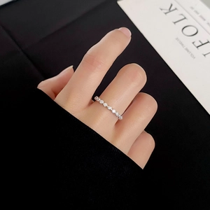 Bague élégante en argent sterling S925 avec une rangée de zircons cubiques brillants au doigt