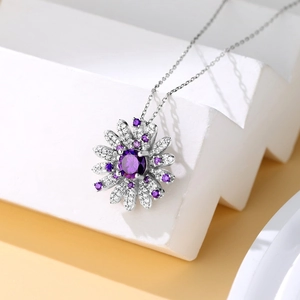 Collana margherita in argento S925 con pietre viola su supporti geometrici eleganti