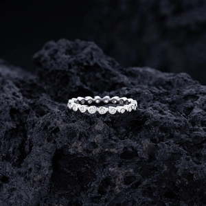 Bague éternité en argent S925 sertie de zircons ronds brillants avec bordure perlée