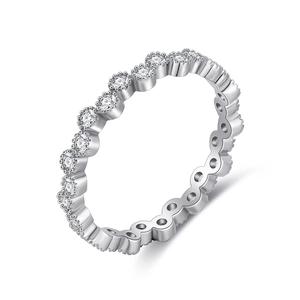 Bague éternité festonnée avec micro-pavé de zircons et finition argentée brillante