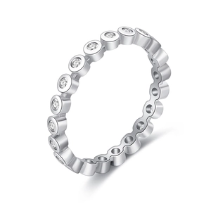Bague éternité minimaliste en argent S925 avec zircons ronds sertis en clos élégant