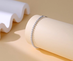 Detailansicht eines klassischen S925 Silber Tennisarmbands mit runden Zirkonia