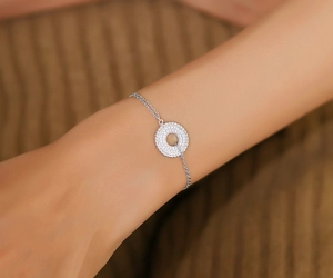 Dettaglio del bracciale in argento S925 con pendente rotondo con zirconi micro-incastonati