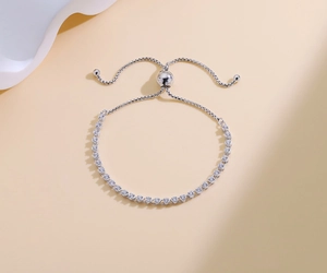 Detailsicht eines silbernen Tennisarmbands mit Zirkonia und verstellbarem Gleitverschluss