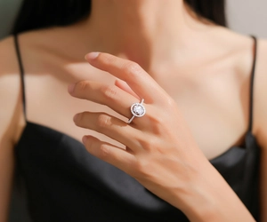 Détail macro d'une bague halo en moissanite taille ovale avec pierres latérales brillantes