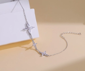 Dettaglio del bracciale in argento S925 con motivi a quadrifoglio in zirconi marquise