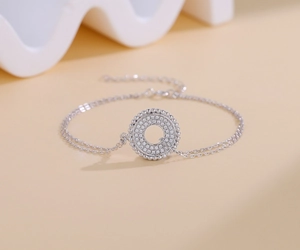 Dettaglio macro del bracciale in argento S925 con ciondolo circolare in micro-pave zirconi