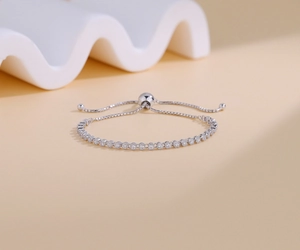 Detailansicht des verstellbaren s925 Silber Tennis-Armband mit runden Zirkonia-Steinen