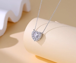 Close-up of a 925 silver heart necklace featuring a large zirconia stone with pavé setting
