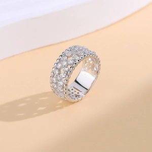 925 silver four-leaf clover ring with sparkling zircons and beaded edge detail
