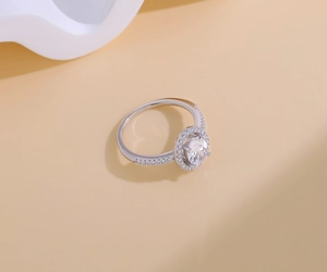Vue détaillée de la bague halo ovale en argent S925 avec pierres de moissanite scintillantes