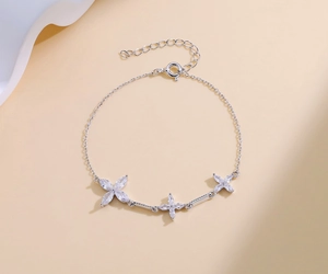 Dettaglio del bracciale in argento S925 con fiori in zircone e chiusura regolabile