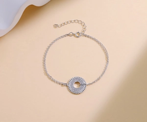 Dettaglio del bracciale in argento S925 con pendente rotondo in zirconi e doppia catena