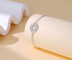 Dettaglio del bracciale in argento S925 con pendente circolare in zirconi e bordo milgrain