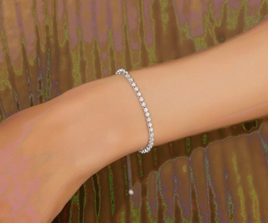 Nahaufnahme eines S925 Sterlingsilber Tennisarmband mit verstellbarem Verschluss und Zirkon