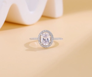 Gros plan sur la bague en argent S925 avec moissanite taille ovale et serti halo