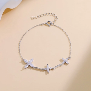 Bracciale scintillante in argento S925 con quadrifoglio a rombi e zirconi lucidi