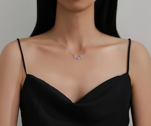 Détail du collier en argent S925 avec trois fleurs de marguerite et cristaux de zircon brillants