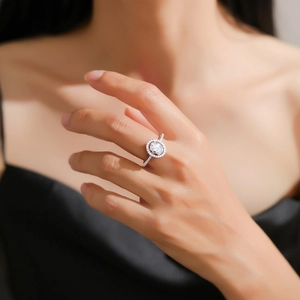 Bague en argent S925 avec moissanite ovale 1,5ct et halo de diamants sur modèle