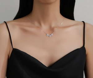 Détail du collier en argent S925 avec trois petites fleurs marguerites serties de zircon
