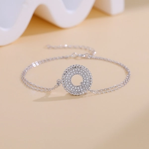 Bracciale a doppio strato in argento S925 con ciondolo a lettera Q e pavé di zirconi