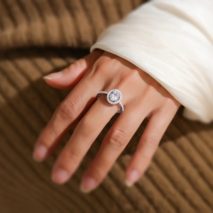 Bague en argent S925 avec moissanite ovale 1,5ct et micro-pavage halo sur la main