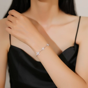 Elegante bracciale in argento sterling S925 con quadrifogli scintillanti in zircone