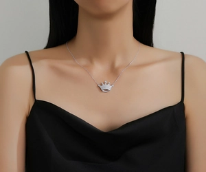 Détail du collier pendentif couronne en argent S925 avec zircons étincelants sur mannequin