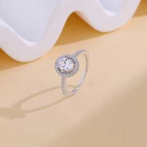 Bague élégante en argent S925 avec moissanite ovale et diamants micro-pavés pour femme