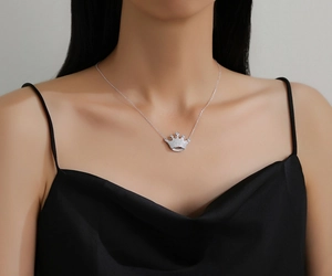 Détail macro d'un pendentif couronne scintillant en argent S925 serti de oxydes de zirconium