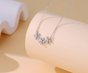 Détail du collier marguerite en argent avec des pétales incrustés de zircons étincelants