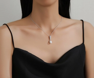Elegante collana in argento s925 con pendente a goccia di perla su modella donna