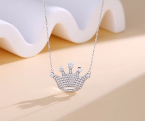 Gros plan détaillé du collier couronne en argent massif S925 avec zircons incrustés