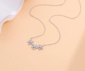 Détail du collier en argent S925 avec trois petites marguerites serties de cristaux brillants