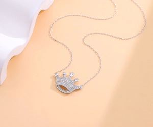 Vue détaillée du collier pendentif couronne en argent S925 avec zircons micro-pave