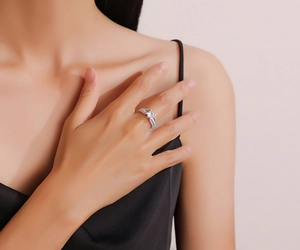 Detail of 1ct D-color moissanite ring in S925 sterling silver on a finger