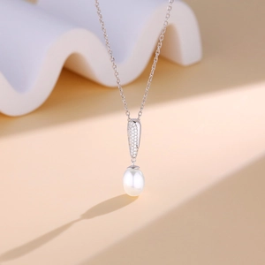 Elegante collana in argento sterling S925 con perla lucida e ciondolo in zircone pavé