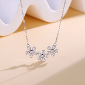 Collier élégant en argent S925 avec trois fleurs et incrustation de zircons brillants