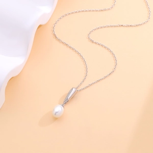 Elegante collana in argento s925 con pendente a goccia di perla e piccoli cristalli incastonati