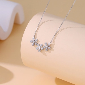 Élégant collier à trois marguerites en argent S925 orné de pierres de zircone cubique