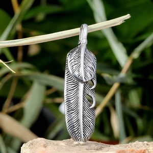 Collier à pendentif plume en argent vintage avec design à deux couches et fini oxydé