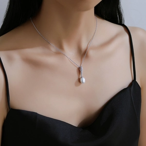 Elegante collana in argento S925 con pendente in perla a goccia e piccoli diamanti