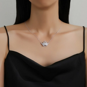 Collier couronne en argent massif S925 avec zircons brillants sur fond de soie noire
