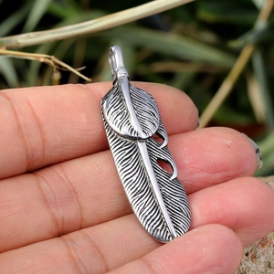 Pendentif plume en argent vintage de style punk avec texture de feuille détaillée