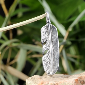 Pendentif plume en argent avec des détails texturés fins pour un look vintage chic