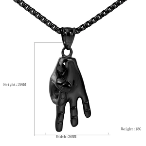 Vue détaillée d'un pendentif noir en forme de geste sur chaîne box de 39mm de hauteur