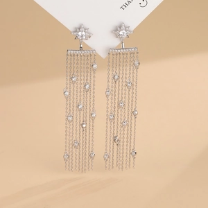 Eleganti orecchini a stella con nappe in argento S925 e cristalli di zircone lucidi