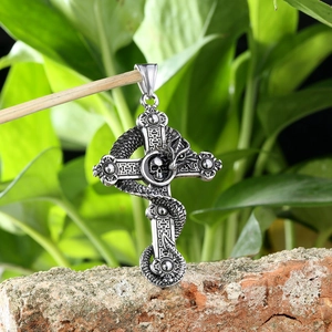 Pendentif croix gothique en acier inoxydable avec motif dragon et crâne détaillé