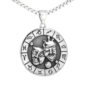 Détail du pendentif vintage en acier inoxydable avec signes du zodiaque et masques de théâtre