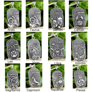 Colliers zodiaque rétro avec pendentifs rectangulaires en acier et motifs en relief